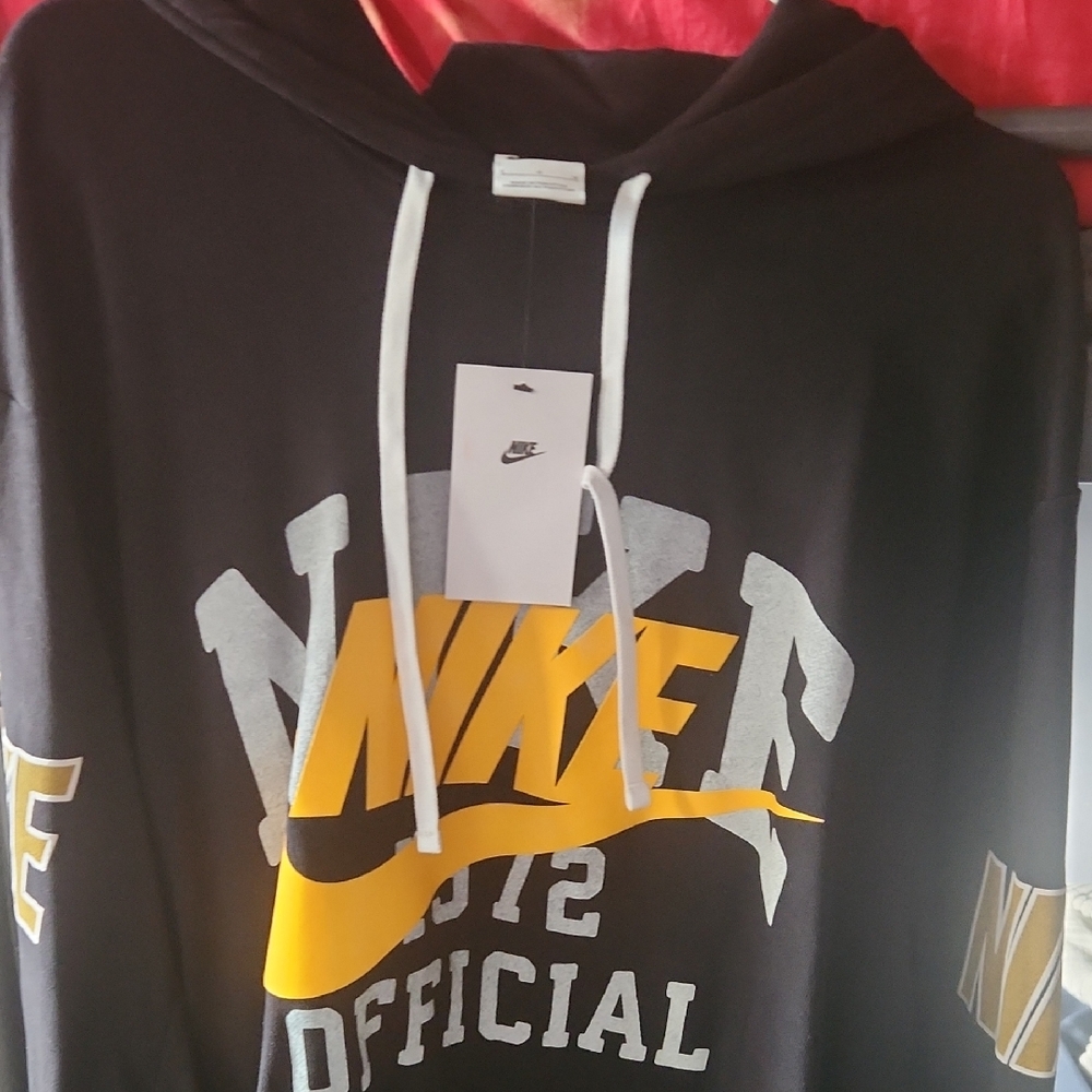 Nike Men's Black and Yellow Graphic Hoodie